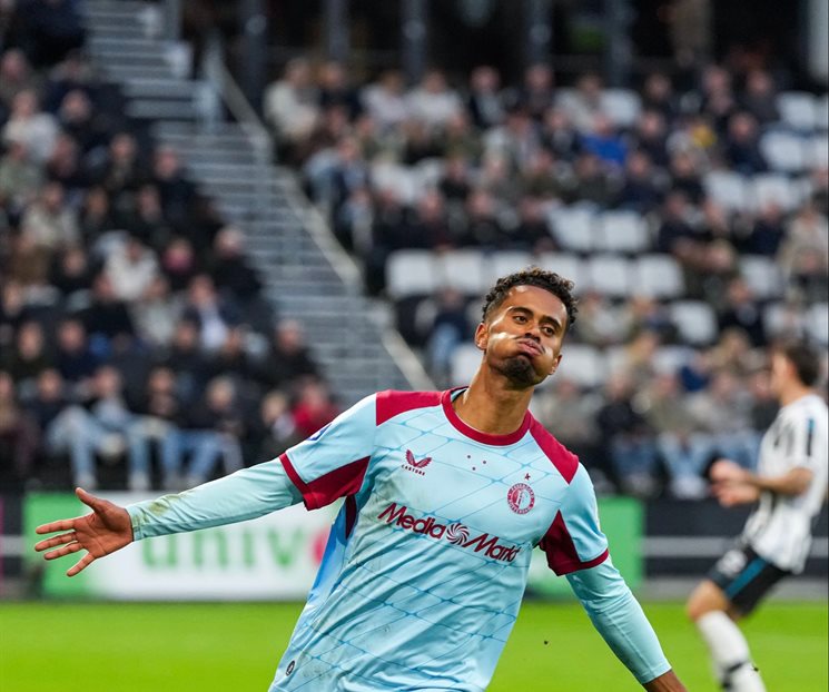 Golea el Feyenoord y siguen de líderes en Holanda Golea el Feyenoord y siguen de líderes en Holanda