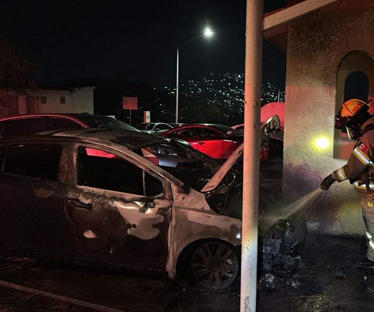Se incendia auto en la Colonia Las Brisas Se incendia auto en la Colonia Las Brisas