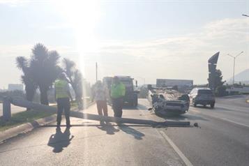 Volcadura deja dos lesionados en Paseo de los Leones