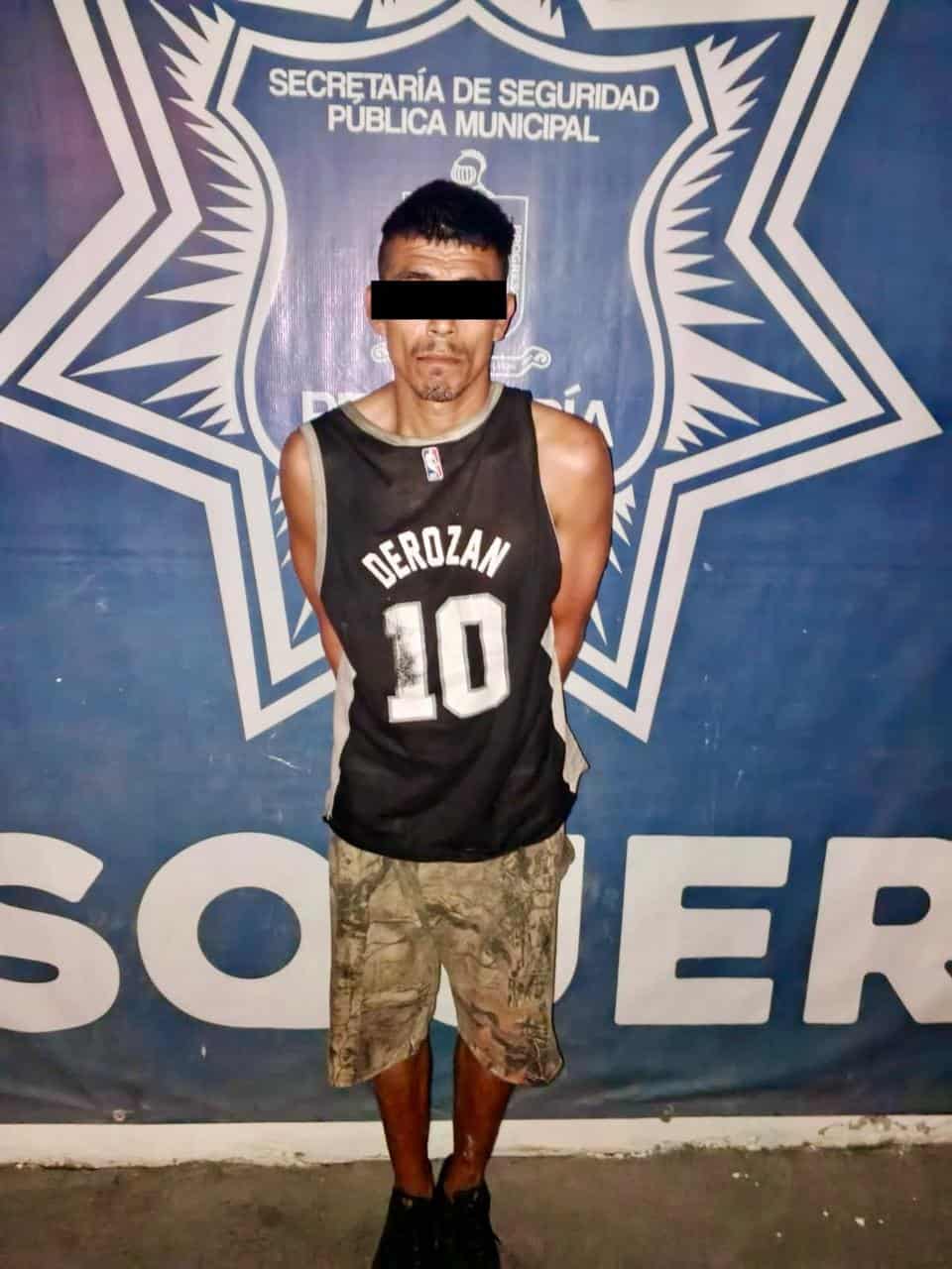 El presunto responsable del robo de un vehículo, fue detenido por elementos de la Policía de Proximidad de Pesquería, en la Colonia Colinas del Aeropuerto.