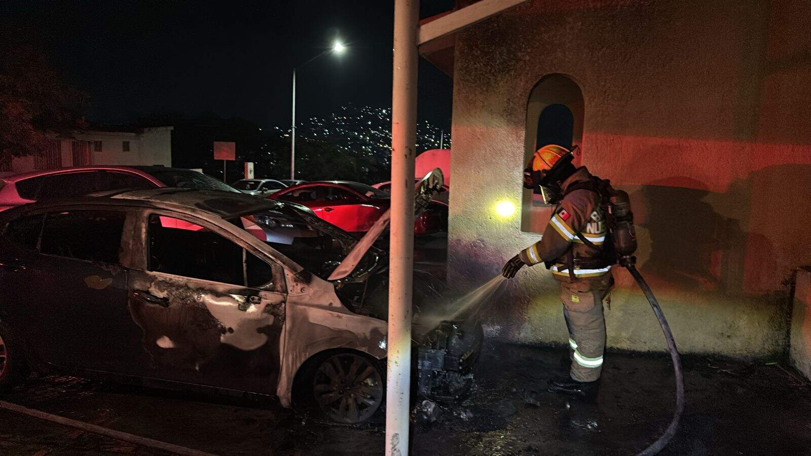 El incendio de un vehículo en el estacionamiento de unos departamentos, movilizó la madrugada de ayer a las autoridades en la Colonia Las Brisas, al sur de Monterrey.