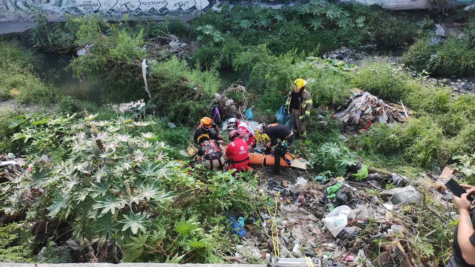 Con diversas lesiones resultó un hombre luego de caer de más de cuatro metros a un canalón mientras ingería bebidas embriagantes, ayer en la Colonia San Bernabé, al norte de Monterrey.