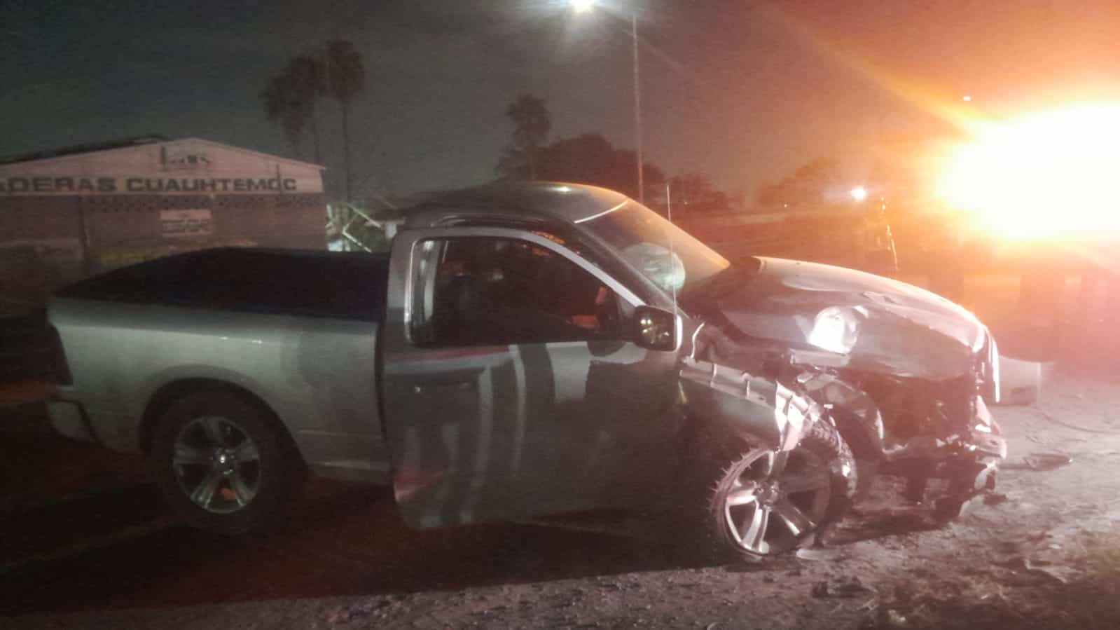 Dos camionetas chocaron y los conductores de las mismas resultaron lesionados, ayer en la Carretera a Laredo, a la altura de la Colonia Moisés Sáenz, en Apodaca.