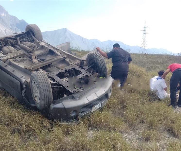Muere mujer en volcadura Muere mujer en volcadura