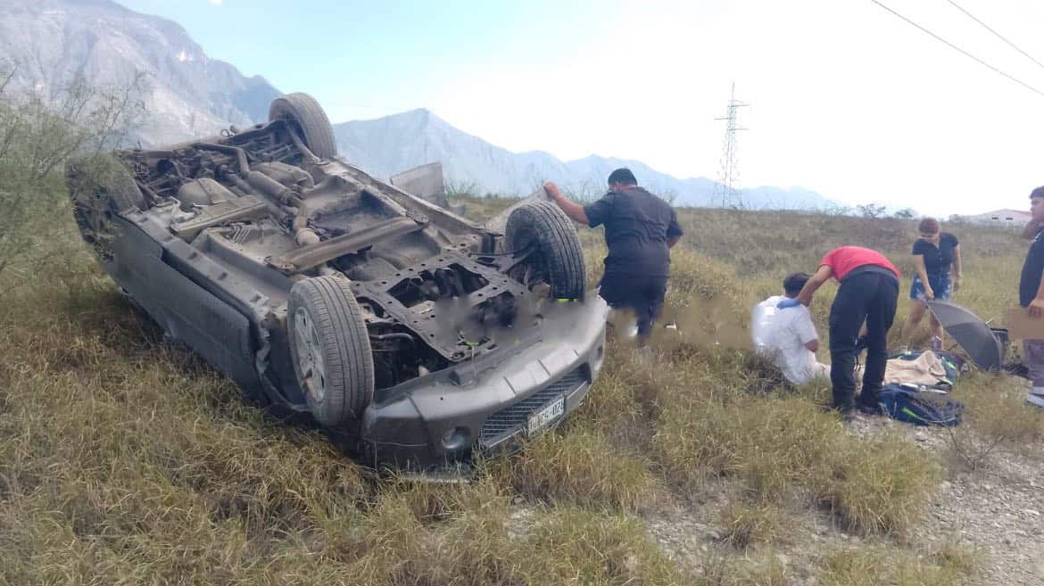 Una mujer perdió la vida y dos hombres terminaron con lesiones graves, al producirse una volcadura en un tramo carretero del municipio de Mina, Nuevo León.