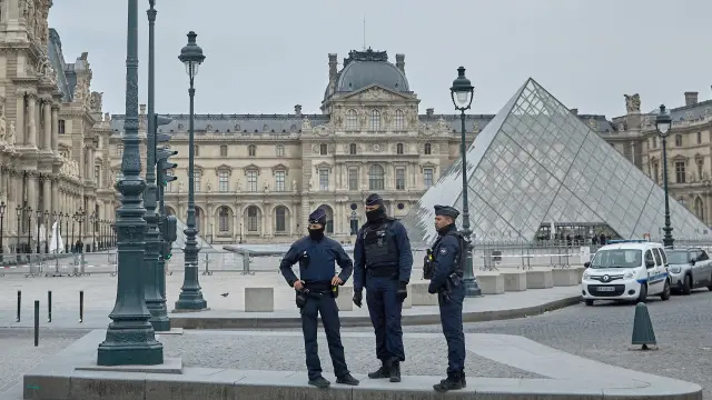 Roban ´de película´ al Louvre en París Roban ´de película´ al Louvre en París
