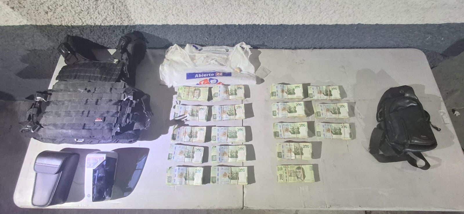 Dos hombres en posesión de 300 mil pesos en efectivo, de lo cual no pudieron comprobar su procedencia, fueron arrestados por elementos de Fuerza Civil en el municipio de Anáhuac, al norte de Nuevo León.