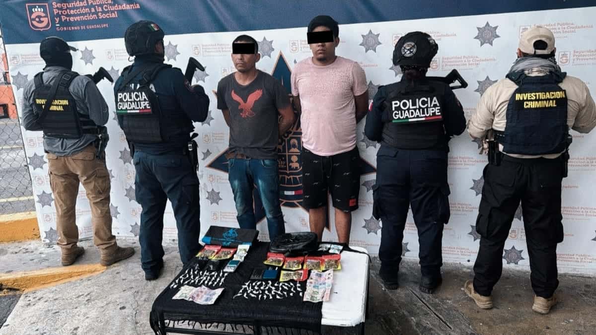 Dos presuntos narcomenudistas fueron arrestados por elementos del Grupo Especial Táctico (GET) de la Policía de Guadalupe, son señalados como integrantes de una banda criminal dedicada al narcomenudeo y principales distribuidores de droga en la zona oriente del municipio.