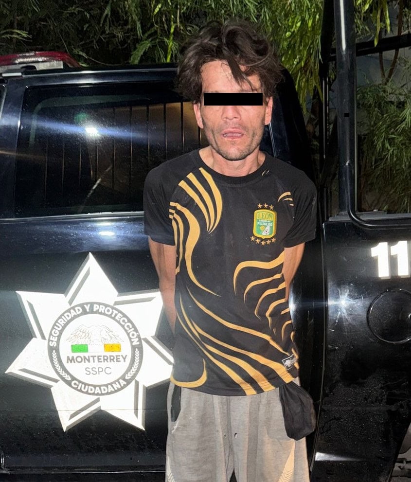 Dos hondureños fueron detenidos por oficiales de la Policía de Monterrey por la posesión de siete bolsas con hierba verde similar a la mariguana, además de presuntamente despojar de sus pertenencias a una persona, la madrugada de ayer en la Colonia Bella Vista.