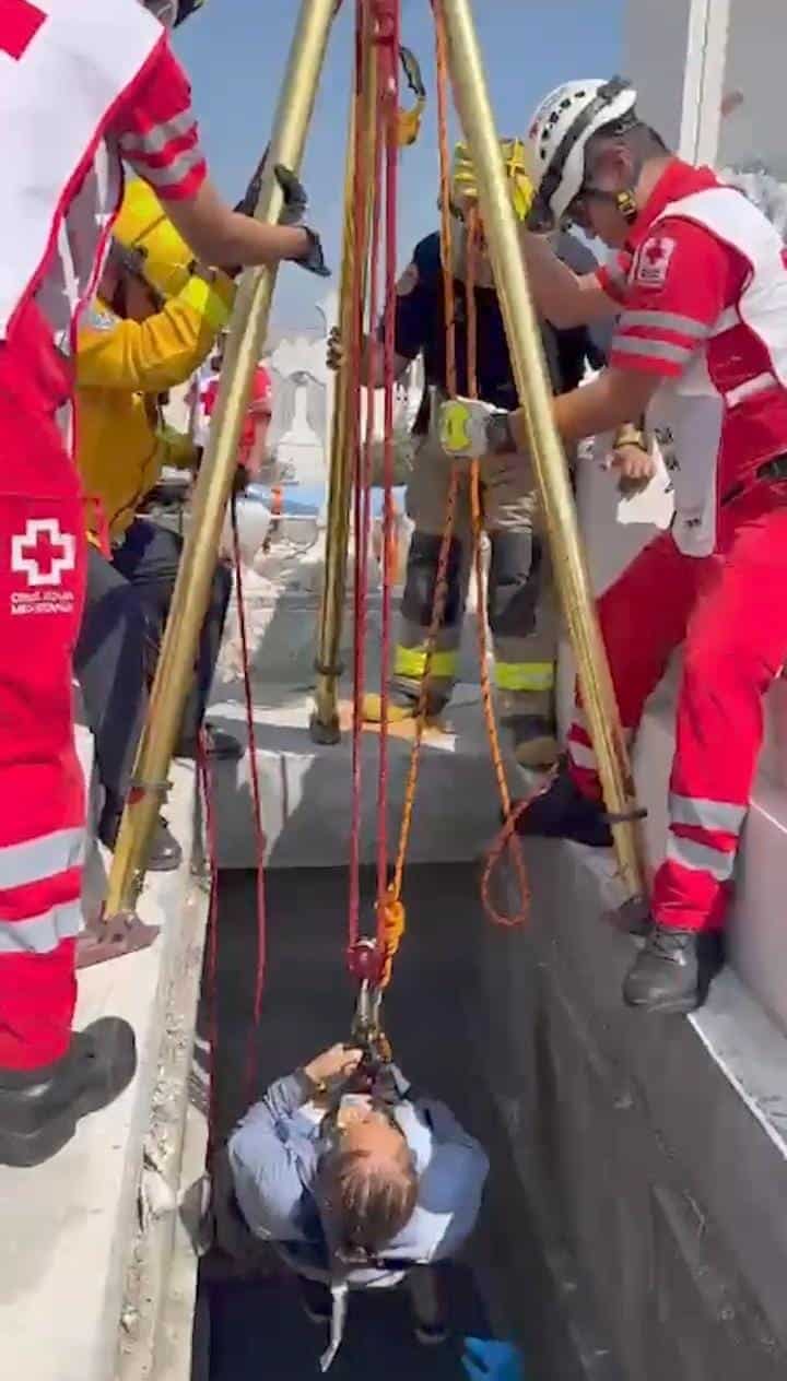 Con diversas lesiones resultó una mujer luego de caer a una tumba en el Panteón de El Roble, ayer en la Colonia Mitras Norte, tras pisar una lápida que colapsó.