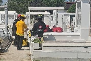 Cae a tumba y resulta lesionada