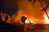 Arden dos tejabanes en la Industrial