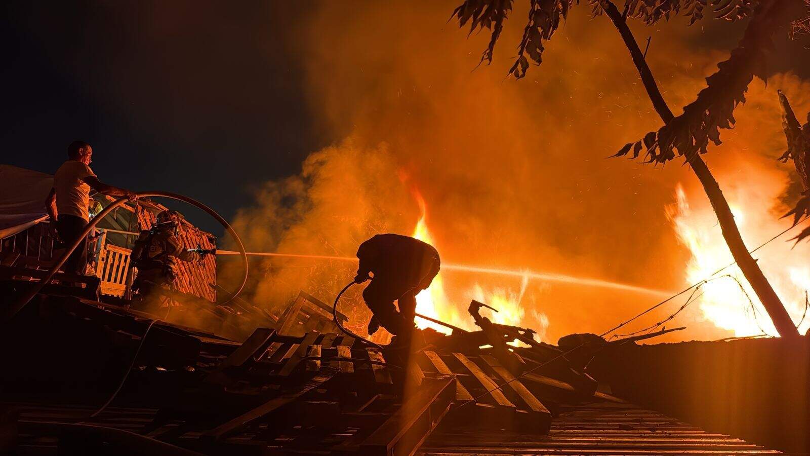 El incendio de dos tejabanes provocó la rápida movilización de los cuerpos de auxilio, en el centro de Monterrey.