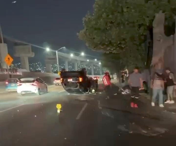 Una pareja resultó lesionada luego de volcar la camioneta en que viajaba tras presuntamente ser golpeado por otro vehículo, ayer en la Avenida Constitución frente al Barrio Antiguo.