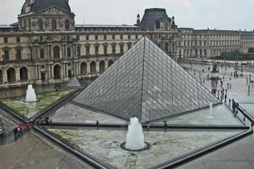 Reabre museo Louvre tras robo de joyas 