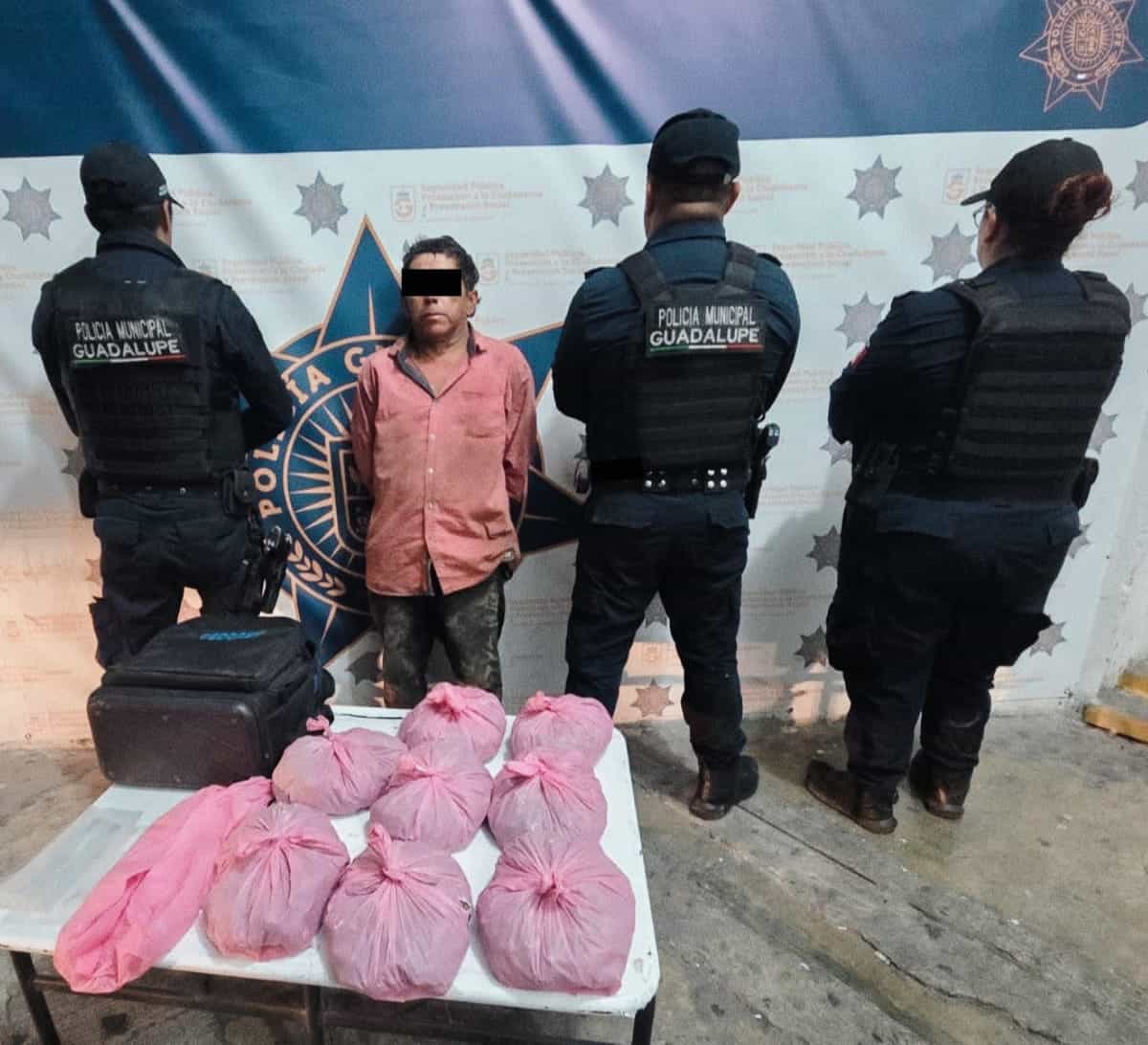 En plena transacción de droga, un presunto narcomenudista fue capturado por policías de Guadalupe en la Colonia Valle Soleado, portaba 3 kilos y medio de droga.