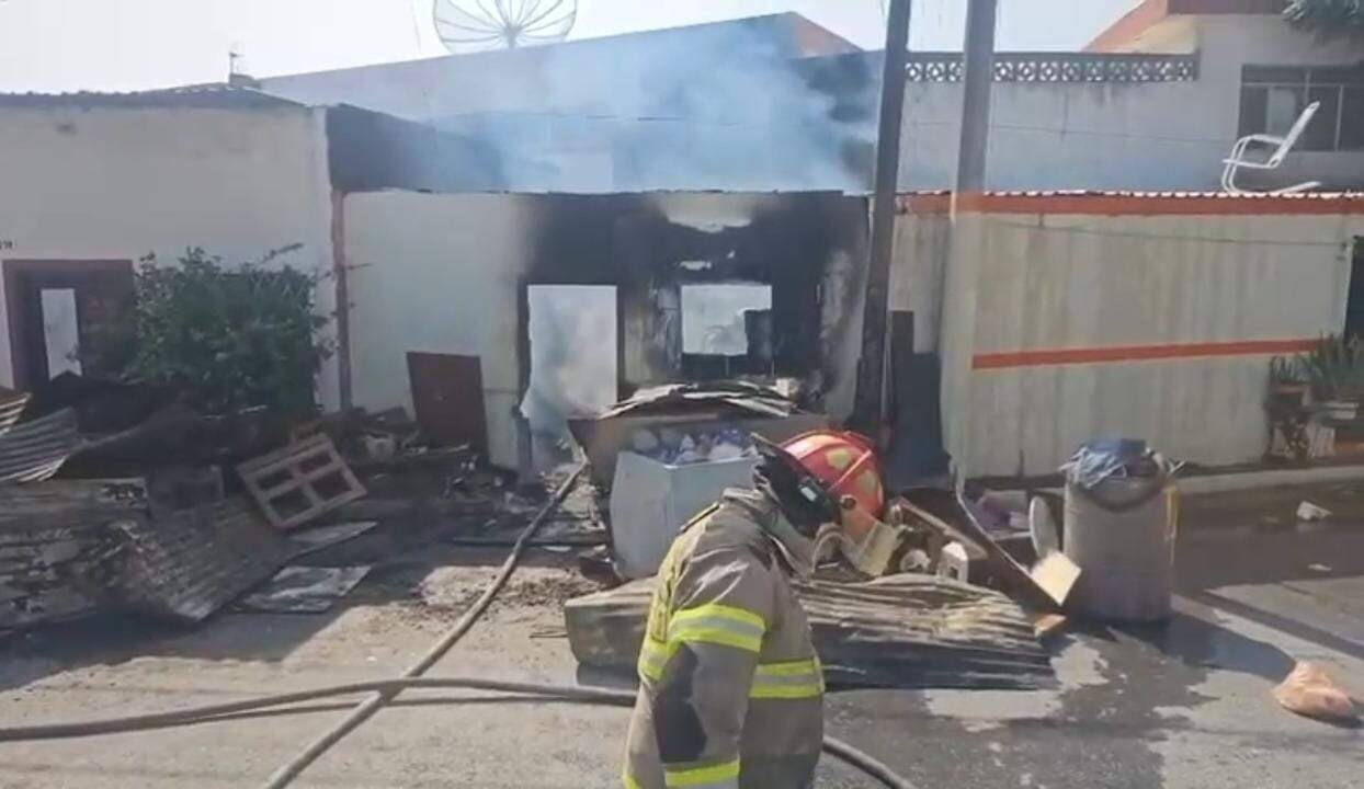 Tras una presunta discusión entre pareja, uno de ellos, al parecer, incendió su domicilio, ayer en Monterrey.