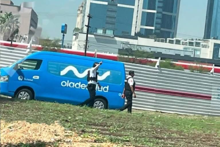 Roba camioneta y lo detienen Roba camioneta y lo detienen