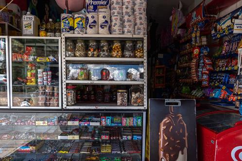 Ven desplome de ventas en pequeños comercios por impuesto saludable
