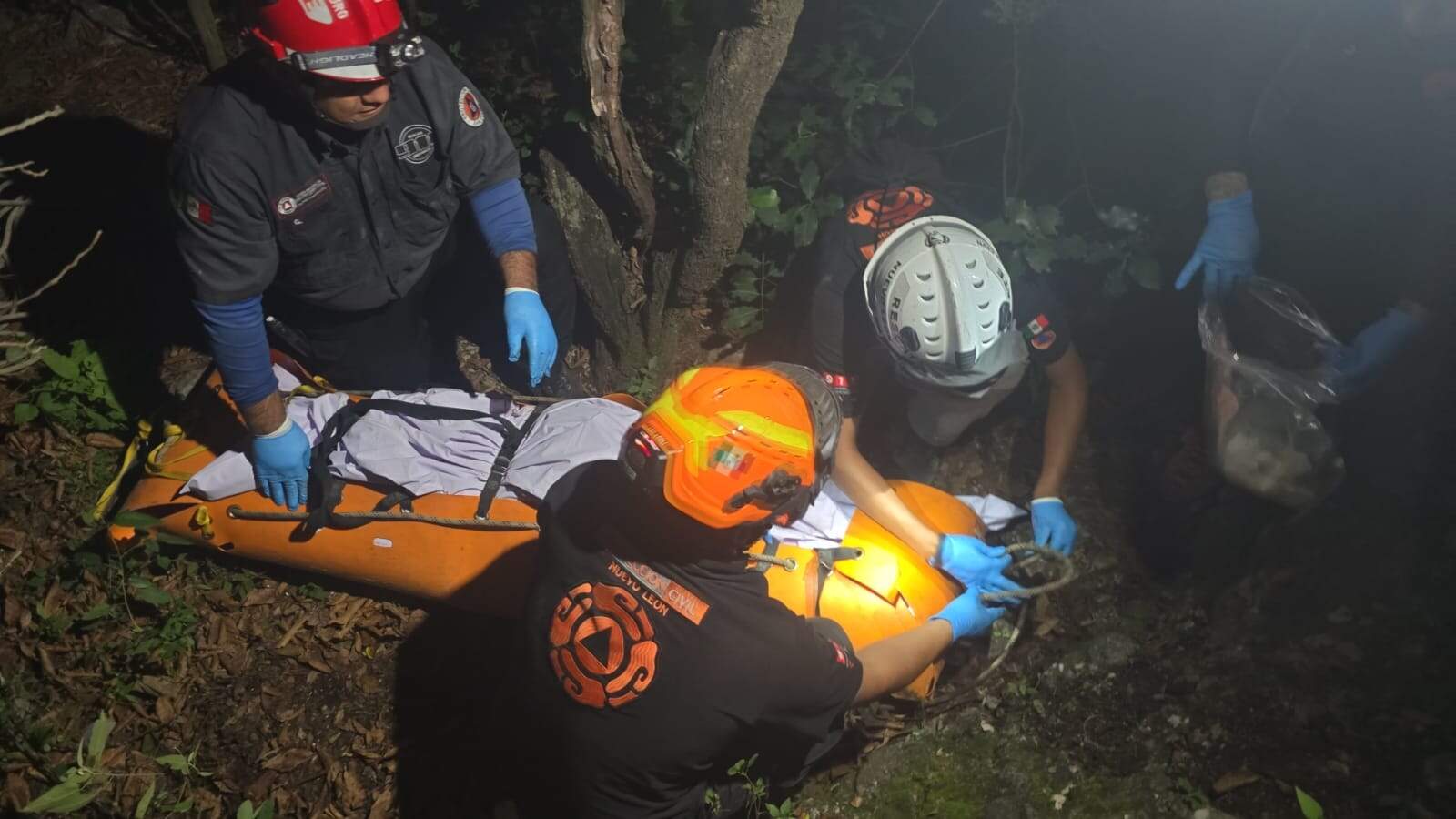 El cuerpo del excursionista fallecido al desbarrancarse el lunes en el Pico UDEM de la Sierra Madre, en San Pedro, fue rescatado la madrugada del martes por elementos de Protección Civil del Estado y municipal.