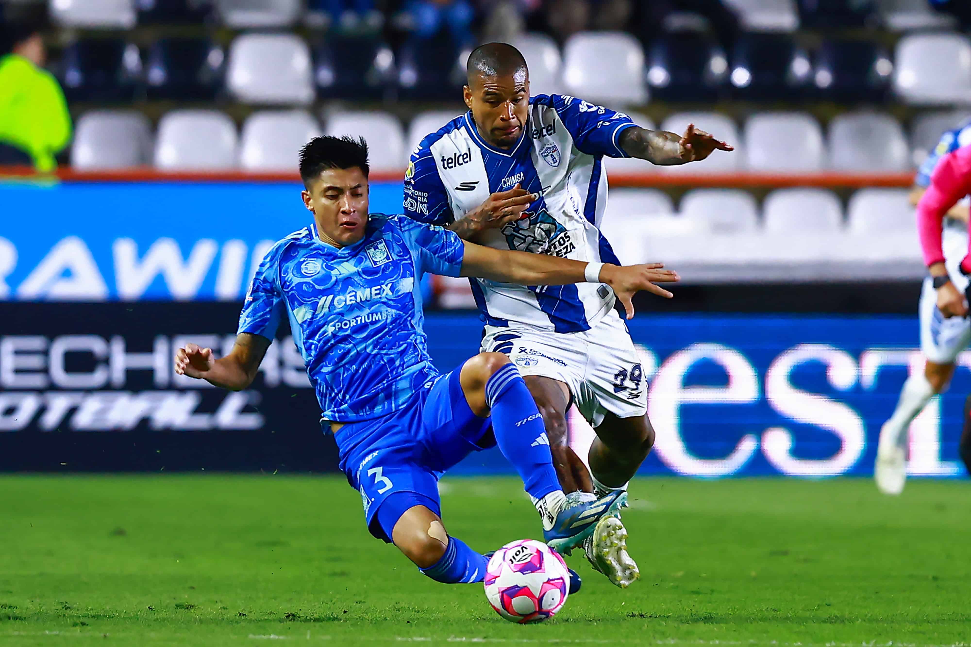 Marco Farfán es expulsado tras una entrada.
