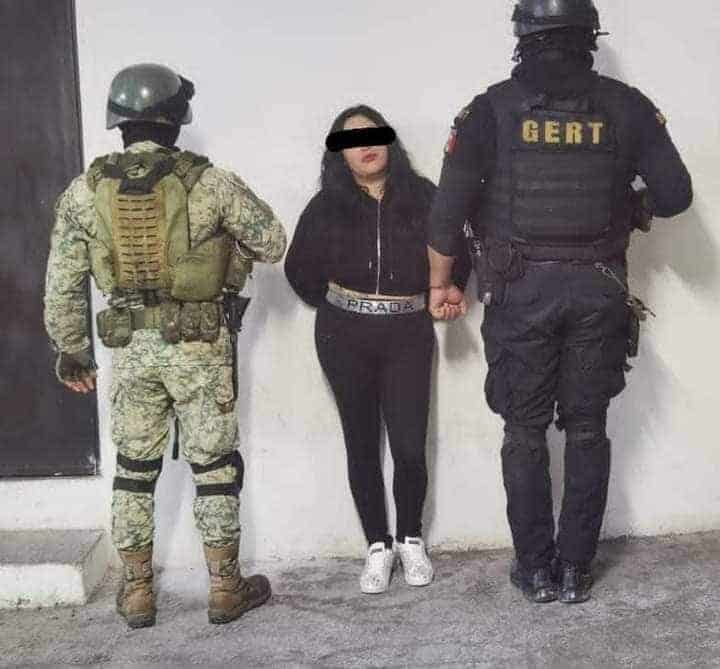 Hombres armados ejecutaron a una presunta líder de una célula criminal que opera en el municipio de Santa Catarina, quien fue sorprendida cuando salía del estacionamiento de una tienda en la colonia Los Viñedos.