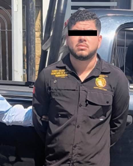 Tres hombres fueron detenidos por oficiales de la Policía de Monterrey, al presuntamente extorsionar con 27 mil pesos a un contratista, lo amenazaron que de no entregarles el dinero, le suspenderían varias obras en construcción, en la Colonia Cumbres cuarto sector.