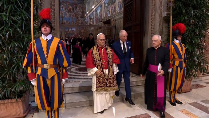 Rezan Papa León XlV y Rey Carlos lll en oficio histórico  Rezan Papa León XlV y Rey Carlos lll en oficio histórico