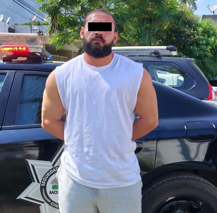 Luego de presuntamente agredir a su pareja e intentar ahorcarla, ya que ella le descubrió en su celular mensajes de otra mujer, un joven fue detenido por oficiales de la Policía de Monterrey, en la Colonia Indeco Naranjo, al norponiente de la ciudad.