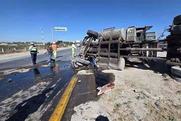 Vuelca pipa cargada de químicos
