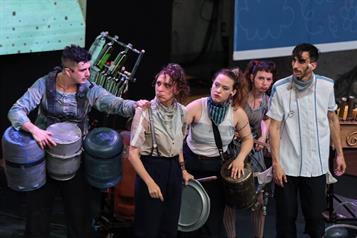 Presentan el espectáculo "Historias Recicladas" en el FISL