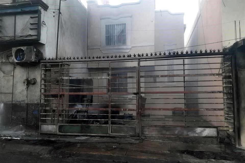 Peritos especializada en incendios, acudieron esta tarde a las instalaciones del taller que se incendió en el municipio de Santa Catarina, donde el pasado martes, se produjo una siniestro que dejó como saldo una mujer lesionada, así como 8 casas y 24 vehículos dañados.
