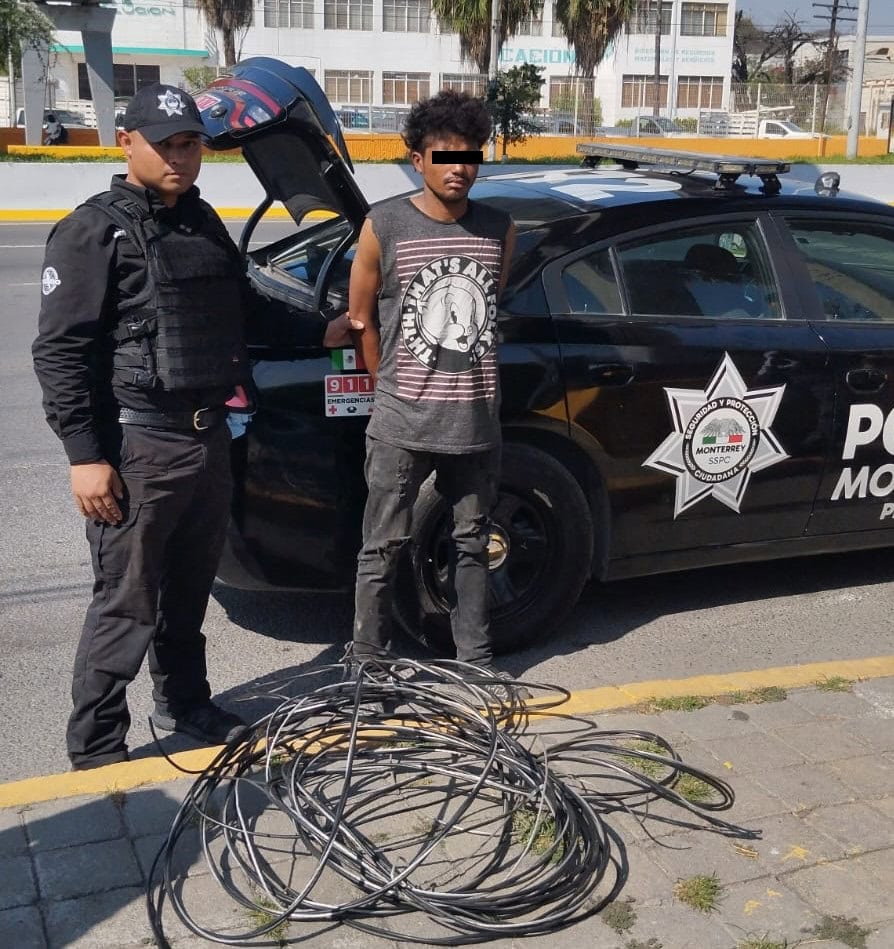 Después de ser captado por cámaras de seguridad robando cable, un hondureño fue arrestado por oficiales de la Policía de Monterrey arriba de un puente peatonal, en la Colonia Industrial.