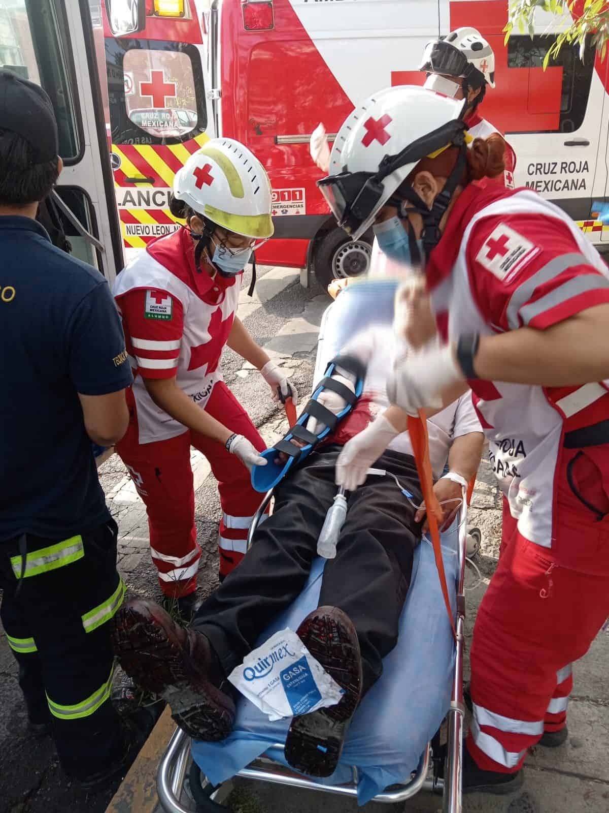 Con la fractura de uno de sus brazos resultó el pasajero de un transporte urbano al sacar esa extremidad por una ventanilla y ser golpeado por un árbol, ayer en la Colonia Obrera.