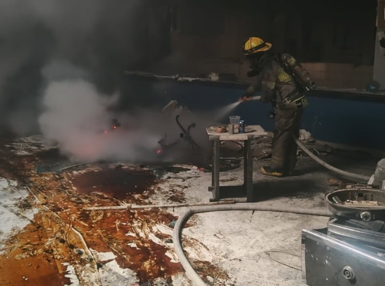 Un hombre originario de Chiapas fue detenido por oficiales de la Policía de Monterrey, al presuntamente provocar un incendio al interior de una casa de apuestas y juegos de azar abandonada, en el Fraccionamiento Bernardo Reyes.