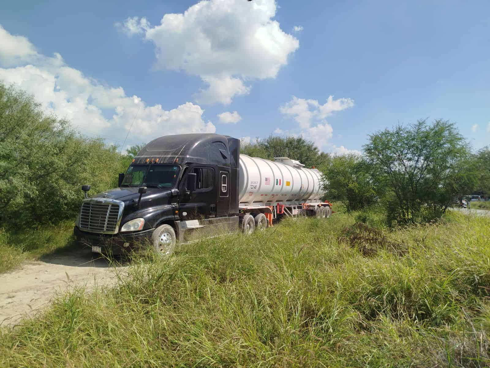 Gracias al Operativo Centinela, elementos de la Policía de Pesquería en coordinación con Seguridad Física de PEMEX, detuvieron a dos hombres por su presunta participación en el delito de sustracción ilegal de hidrocarburo.