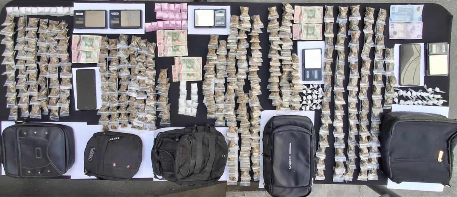 Cinco presuntos vendedores de drogas fueron detenidos a quienes les aseguraron más de 400 dosis de enervantes, al poniente de Monterrey.