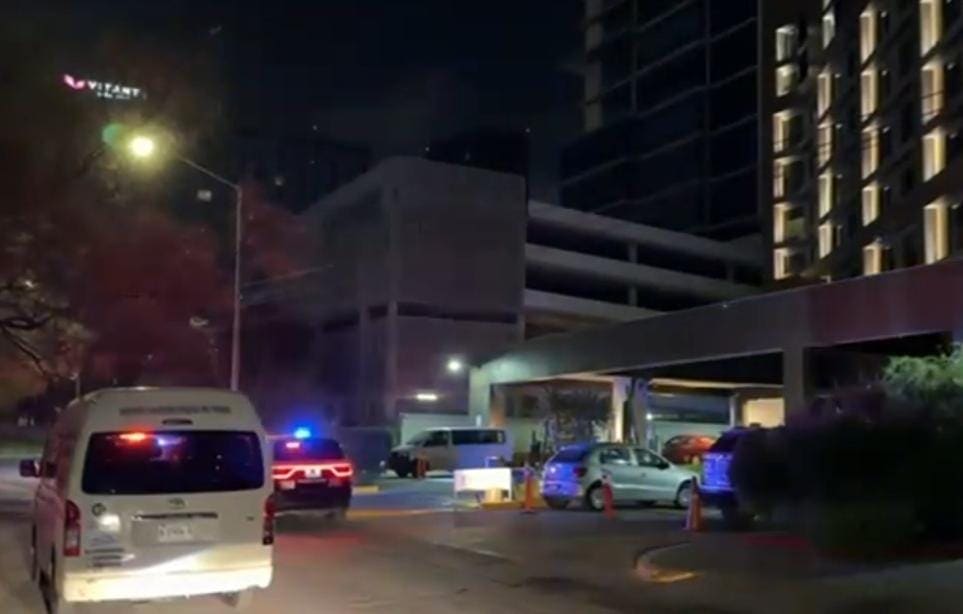 Un hotel de la zona de Valle Oriente, fue asaltado por dos hombres armados, la madrugada de ayer en el municipio de San Pedro, de donde se llevaron 10 mil pesos en efectivo y una esclava de oro.