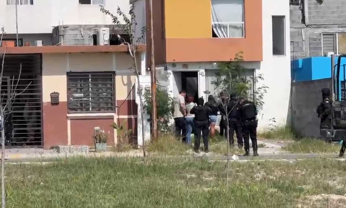 Elementos de Parques y Vida Silvestre, rescataron un león de dos años de edad, que era mantenido cautivo en una vivienda del Fraccionamiento Ocania en el municipio de Juárez.