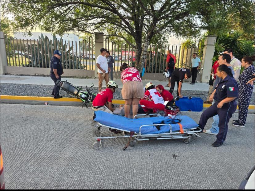 Un motociclista terminó con lesiones de consideración al ser impactado, por un vehículo compacto, en el centro del municipio de Montemorelos.