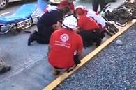 Sufre choque en moto y sale herido Sufre choque en moto y sale herido
