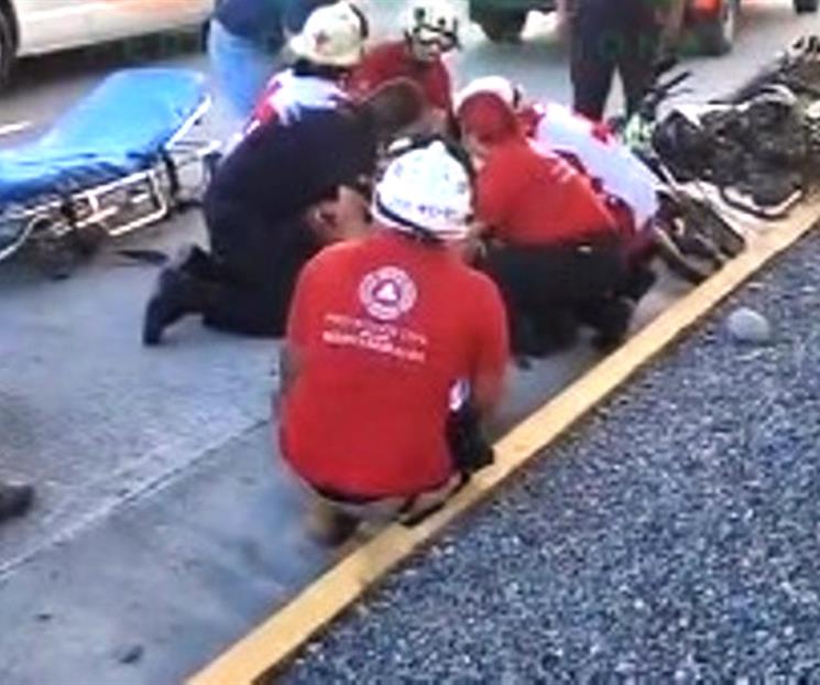 Sufre choque en moto y sale herido Sufre choque en moto y sale herido