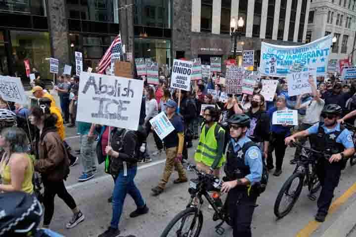 Sacuden redadas migratorias los barrios mexicanos de Chicago Sacuden redadas migratorias los barrios mexicanos de Chicago