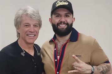 Se une Carin León a Bon Jovi para una colaboración