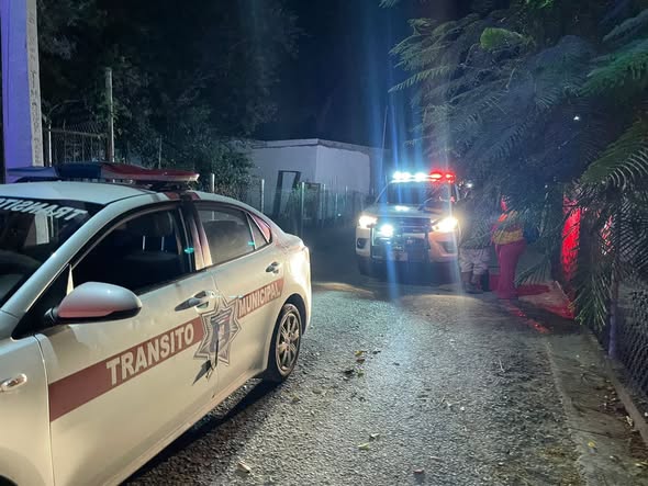 Impacta vehículo contra barda