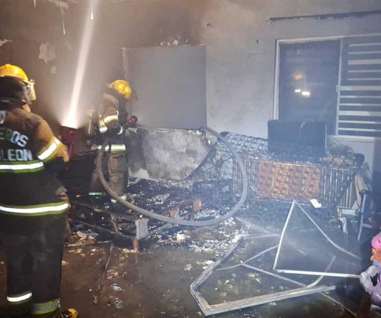 Rescatan a mujer de incendio Rescatan a mujer de incendio