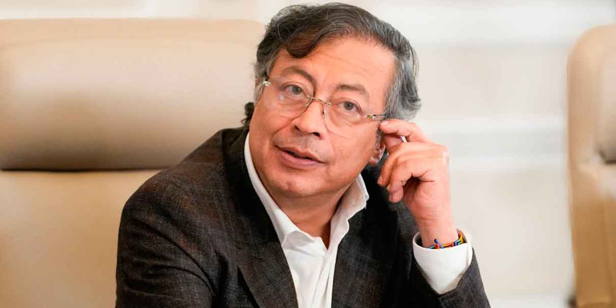 "Ni un paso atrás y jamás de rodillas" "Ni un paso atrás y jamás de rodillas"