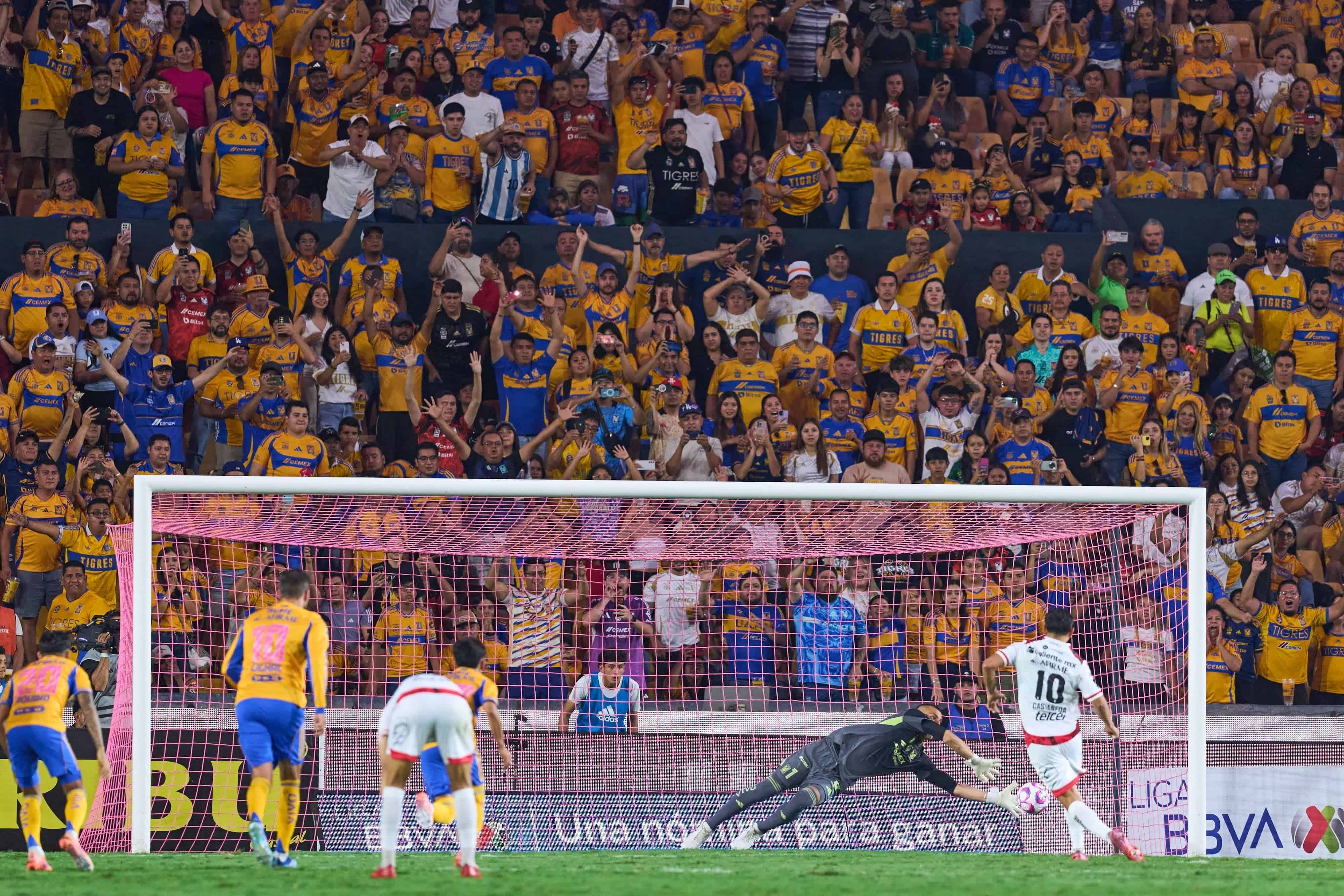 Nahuel Guzmán ataja un penal.