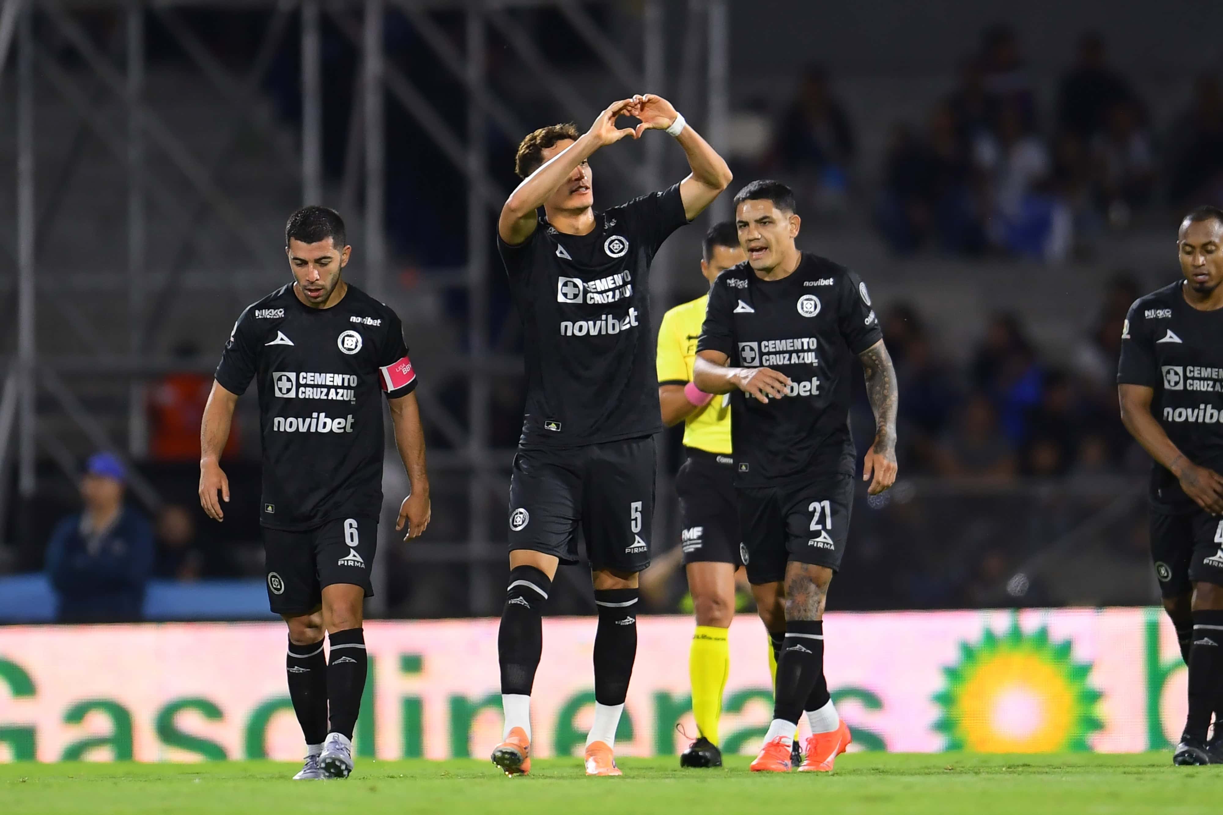 Jesús Orozco hace el 1-0.