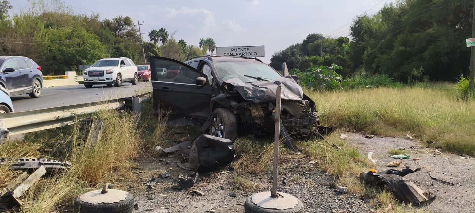 Un choque entre una camioneta y un automóvil sobre la Carretera a San Bartolo, dejó como saldo a tres personas fallecidas y cuatro más con serias heridas, en Cadereyta.